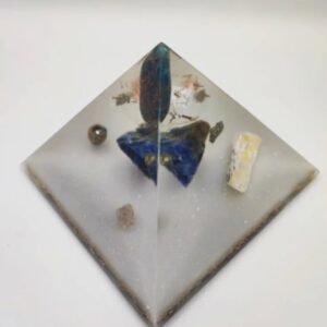Orgonite piramide met Apatiet/sodaliet/messing