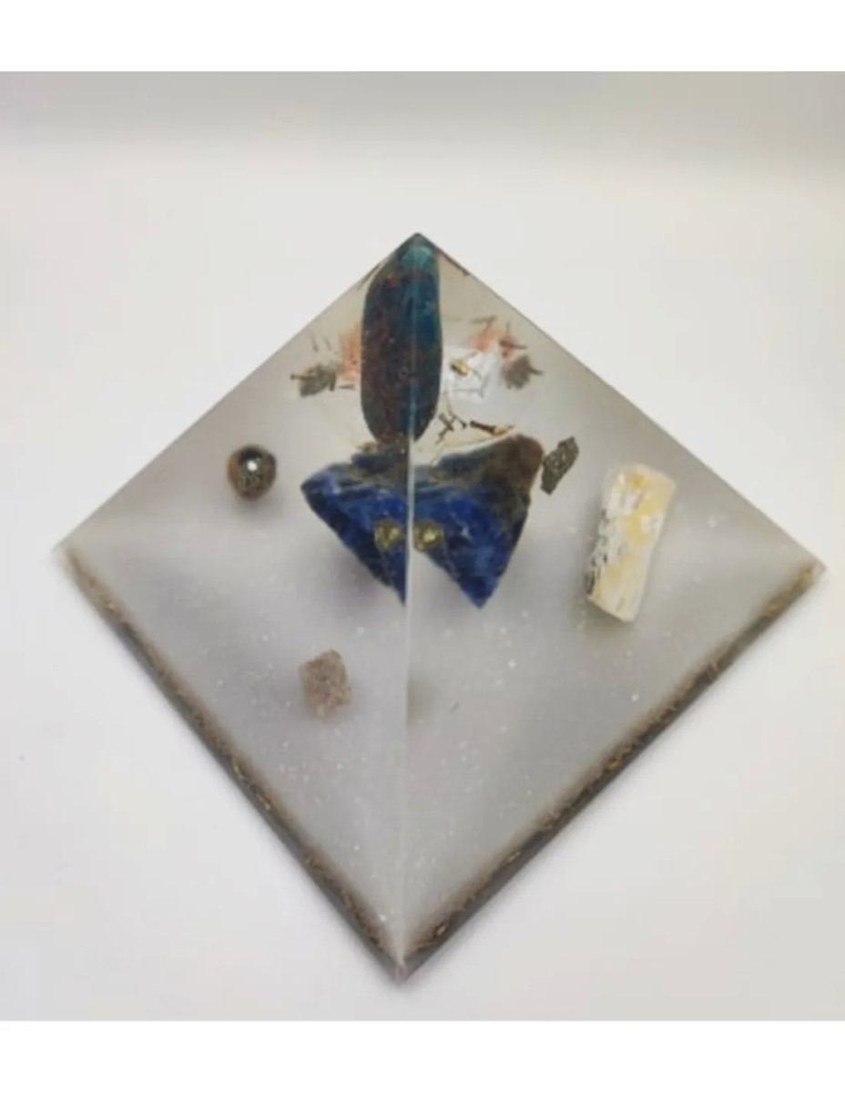 Orgonite piramide met Apatiet/sodaliet/messing