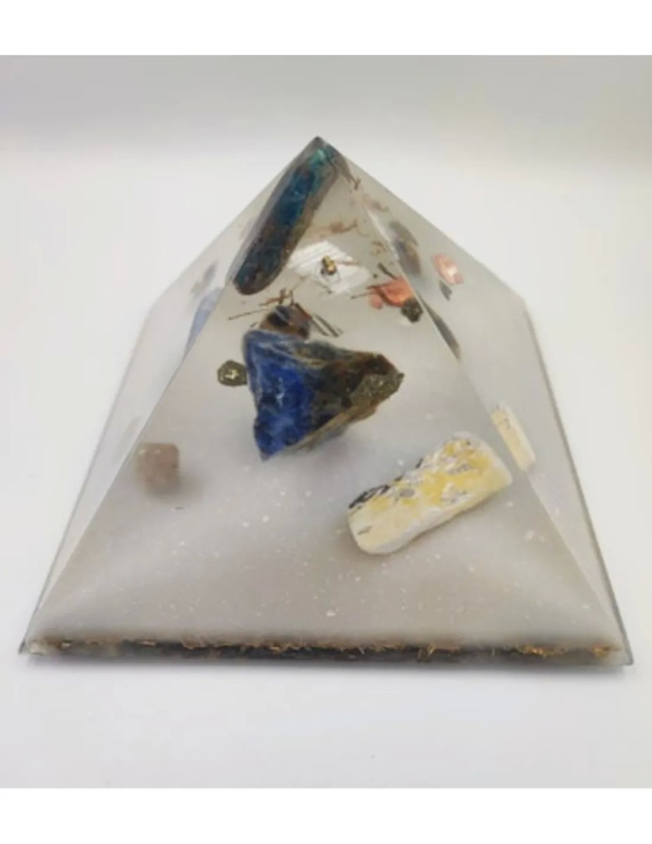 Orgonite piramide met Apatiet/sodaliet/messing - Afbeelding 2