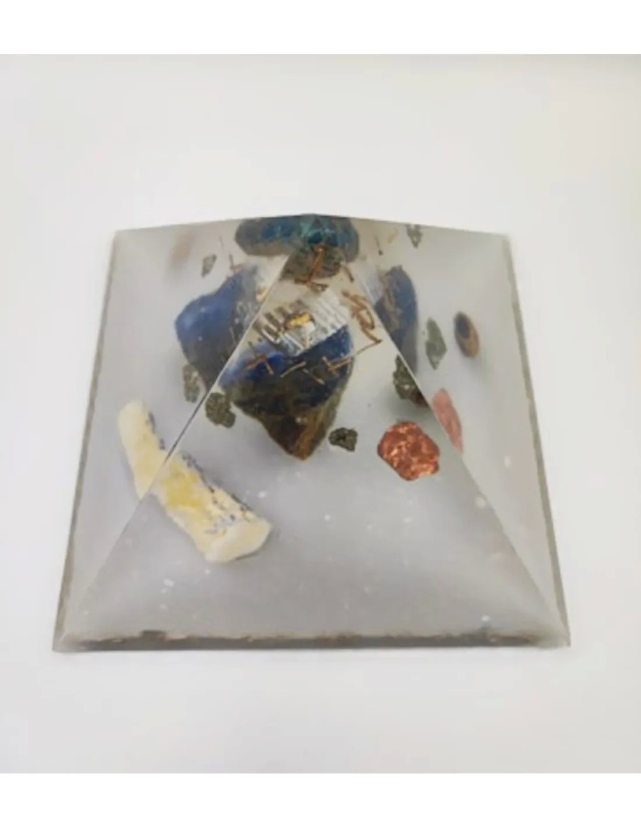 Orgonite piramide met Apatiet/sodaliet/messing - Afbeelding 3