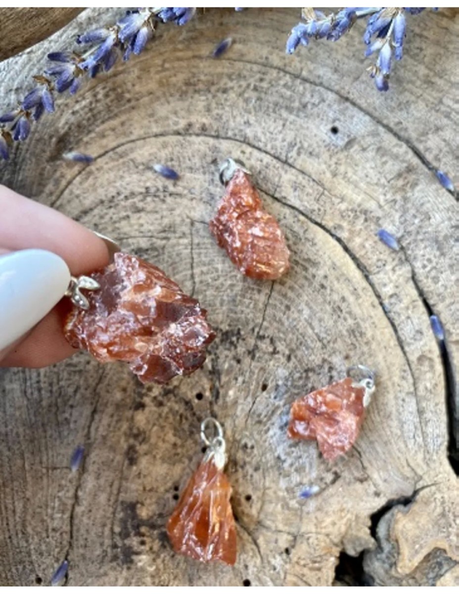 Calciet rood ruw edelsteen hanger - Afbeelding 5