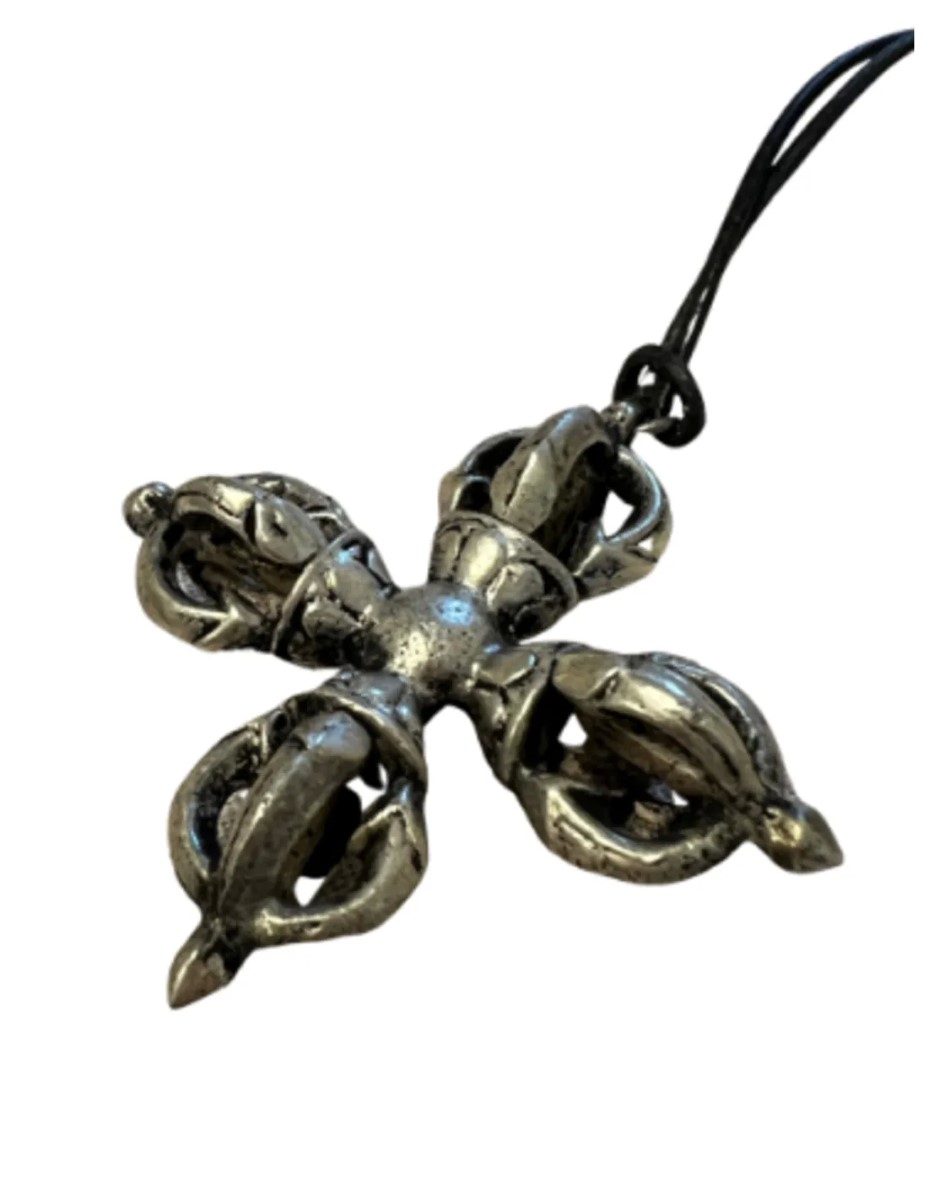 Vajra dubbele verzilverde hanger aan koord D12